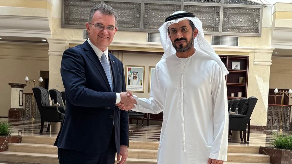 grupo de pessoas posa para a foto